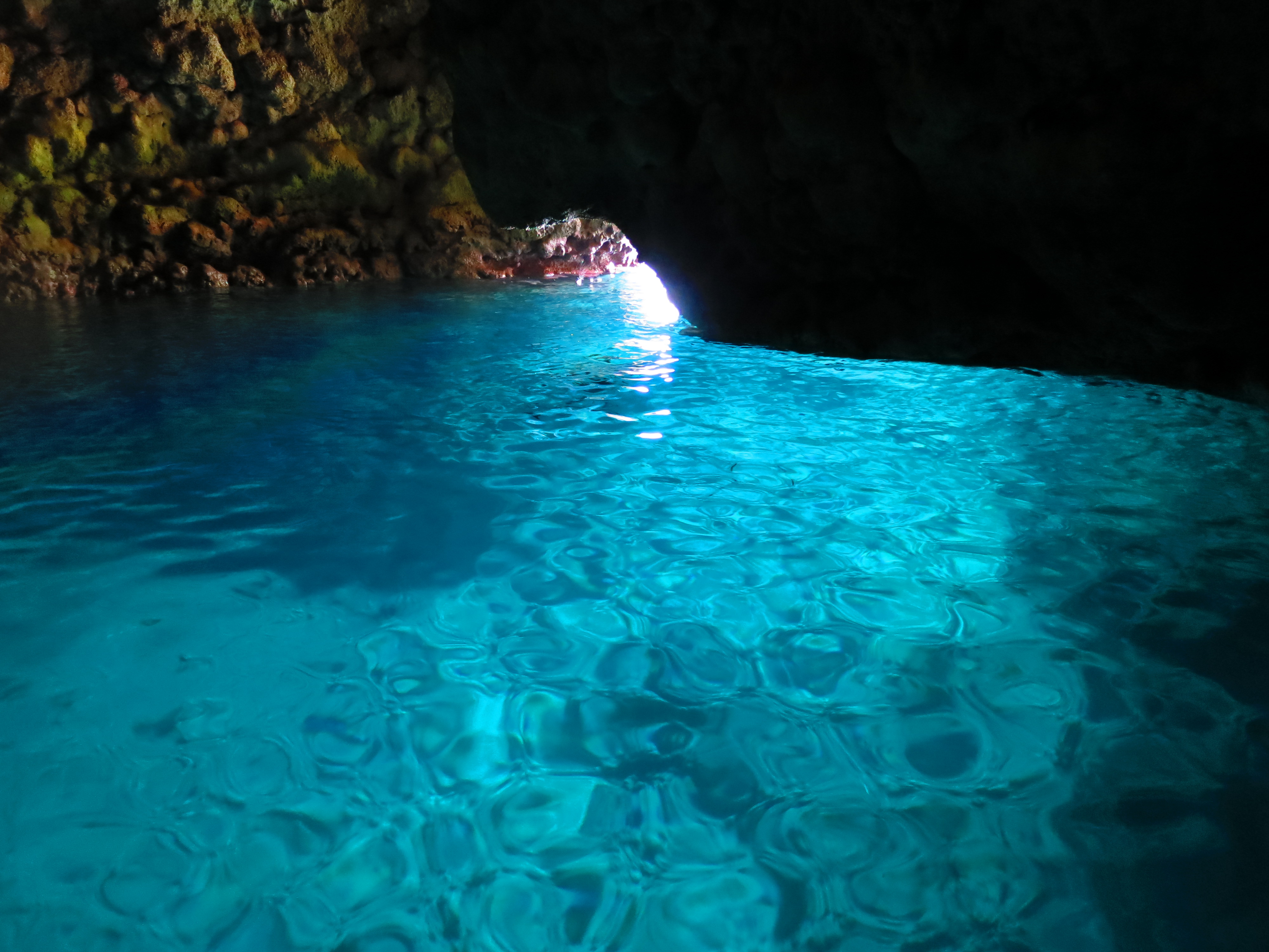沖縄の青の洞窟で幻想的な雰囲気に包まれる