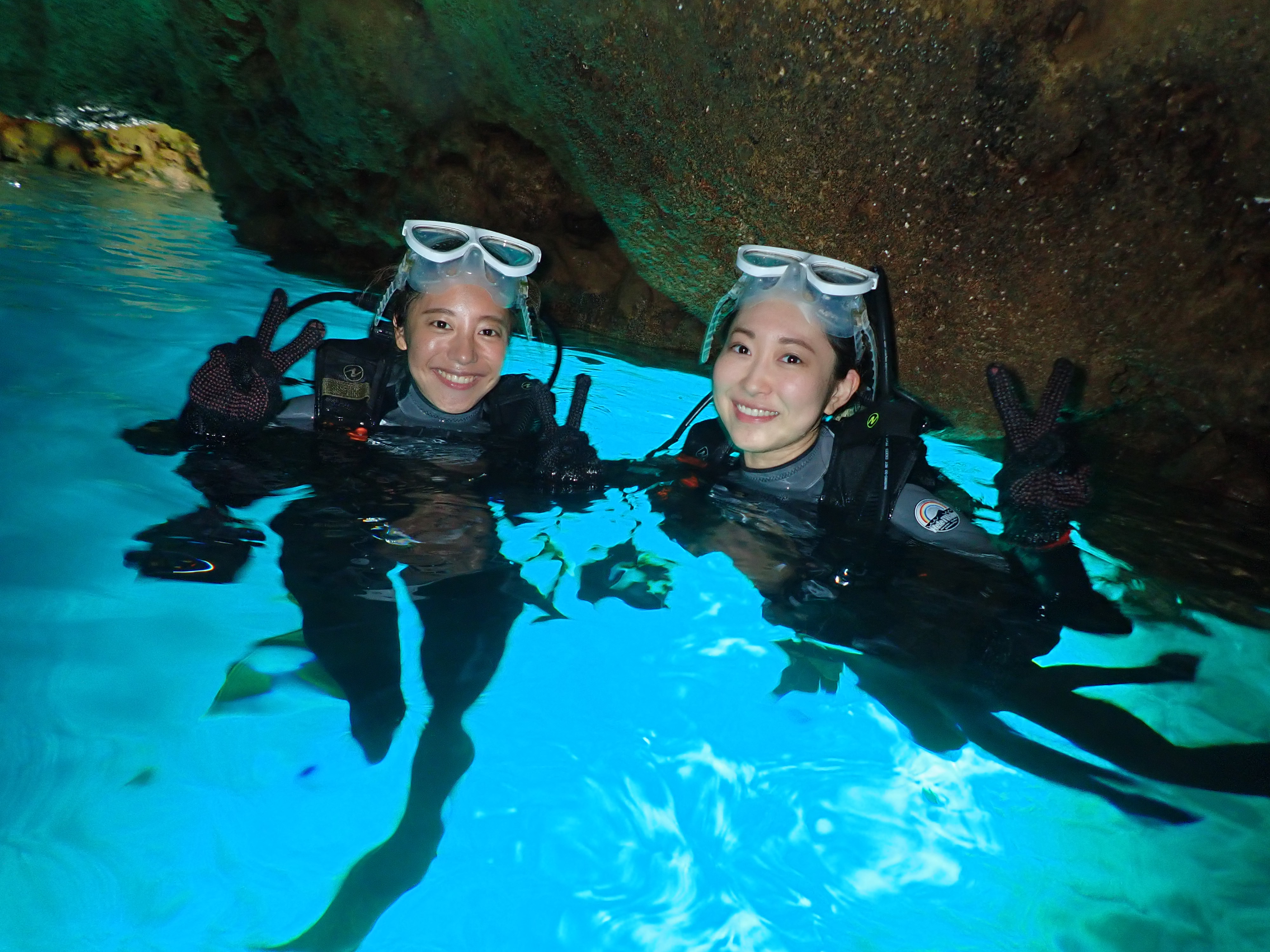 沖縄の青の洞窟で体験ダイビングツアーに友達と参加する