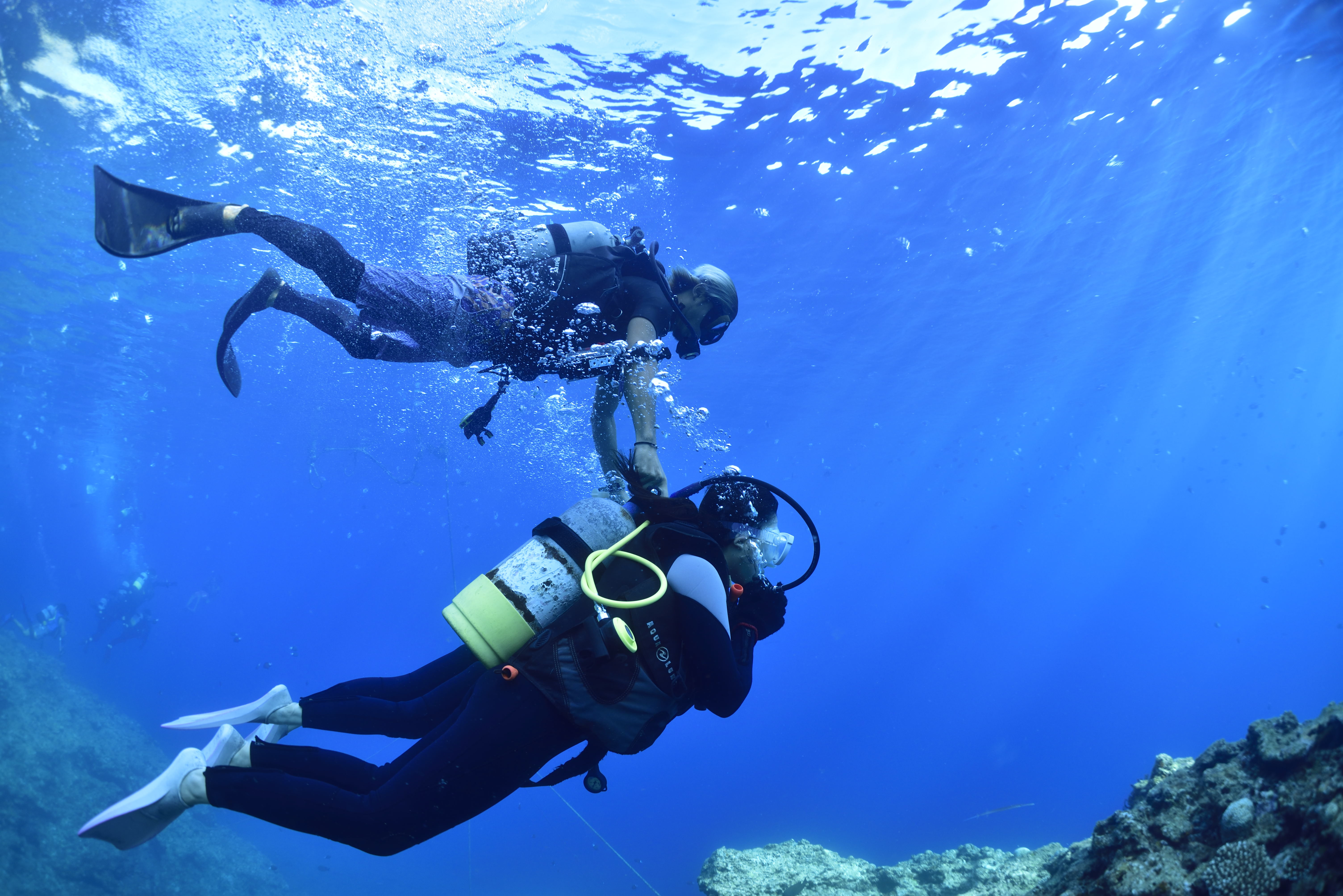 沖縄の青の洞窟で透き通った海の中を体験ダイビング