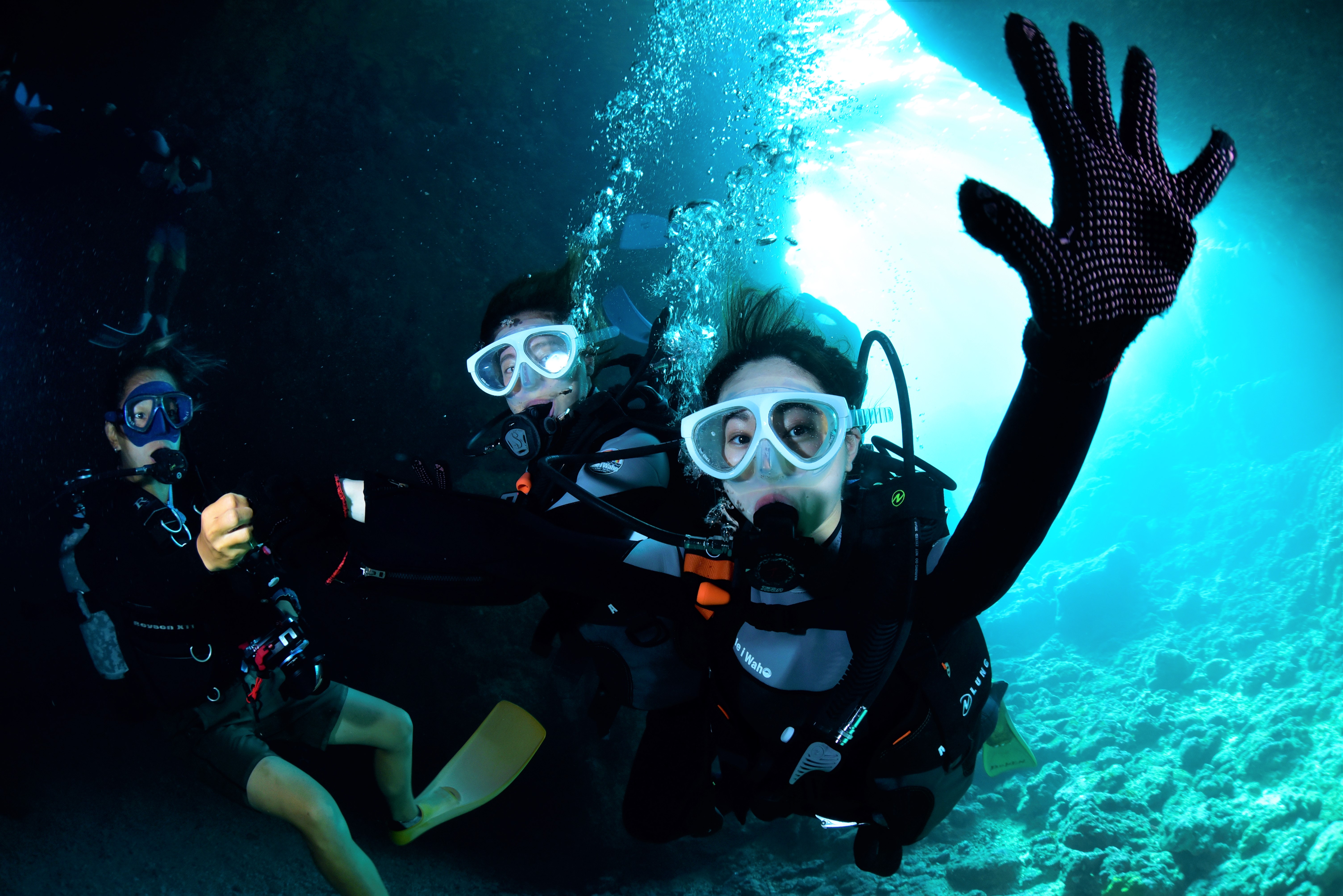 沖縄の青の洞窟で体験ダイビングツアーで友達と写真撮影