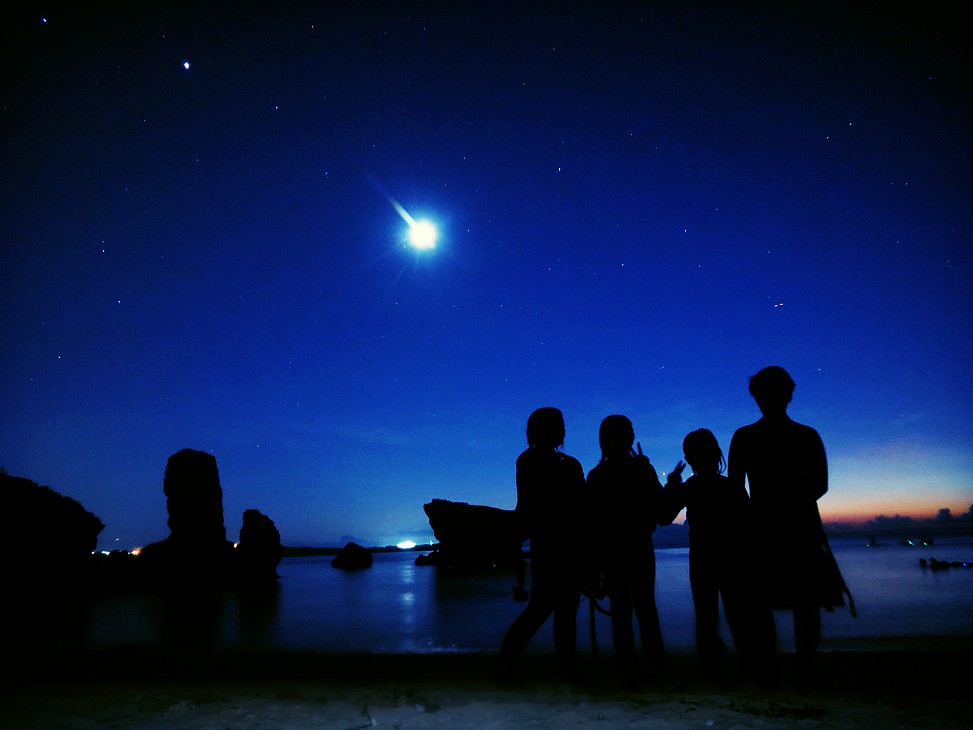 沖縄の恩納村でシュノーケリングの後星空を眺める