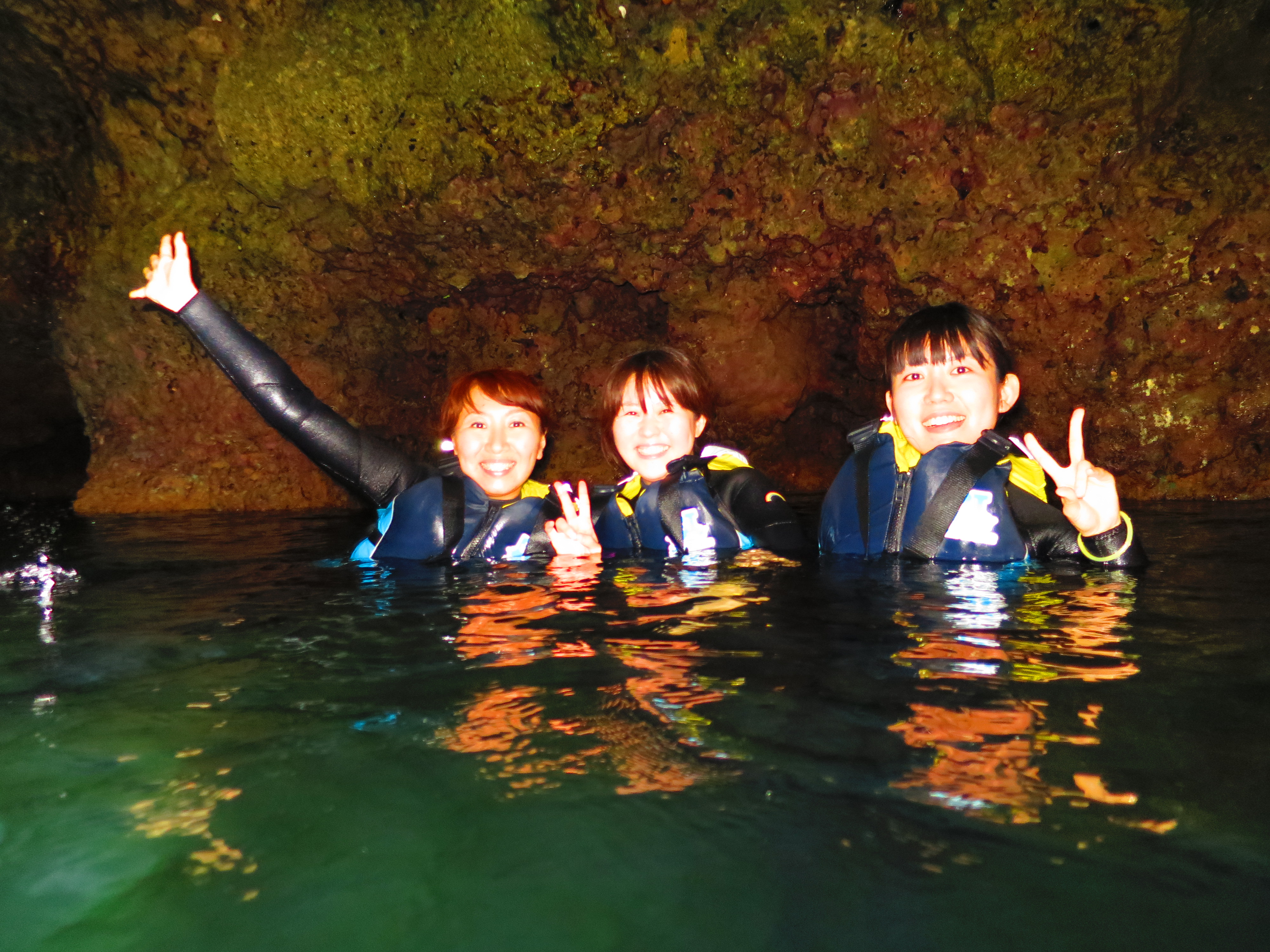 沖縄の恩納村で洞窟の中をシュノーケリング