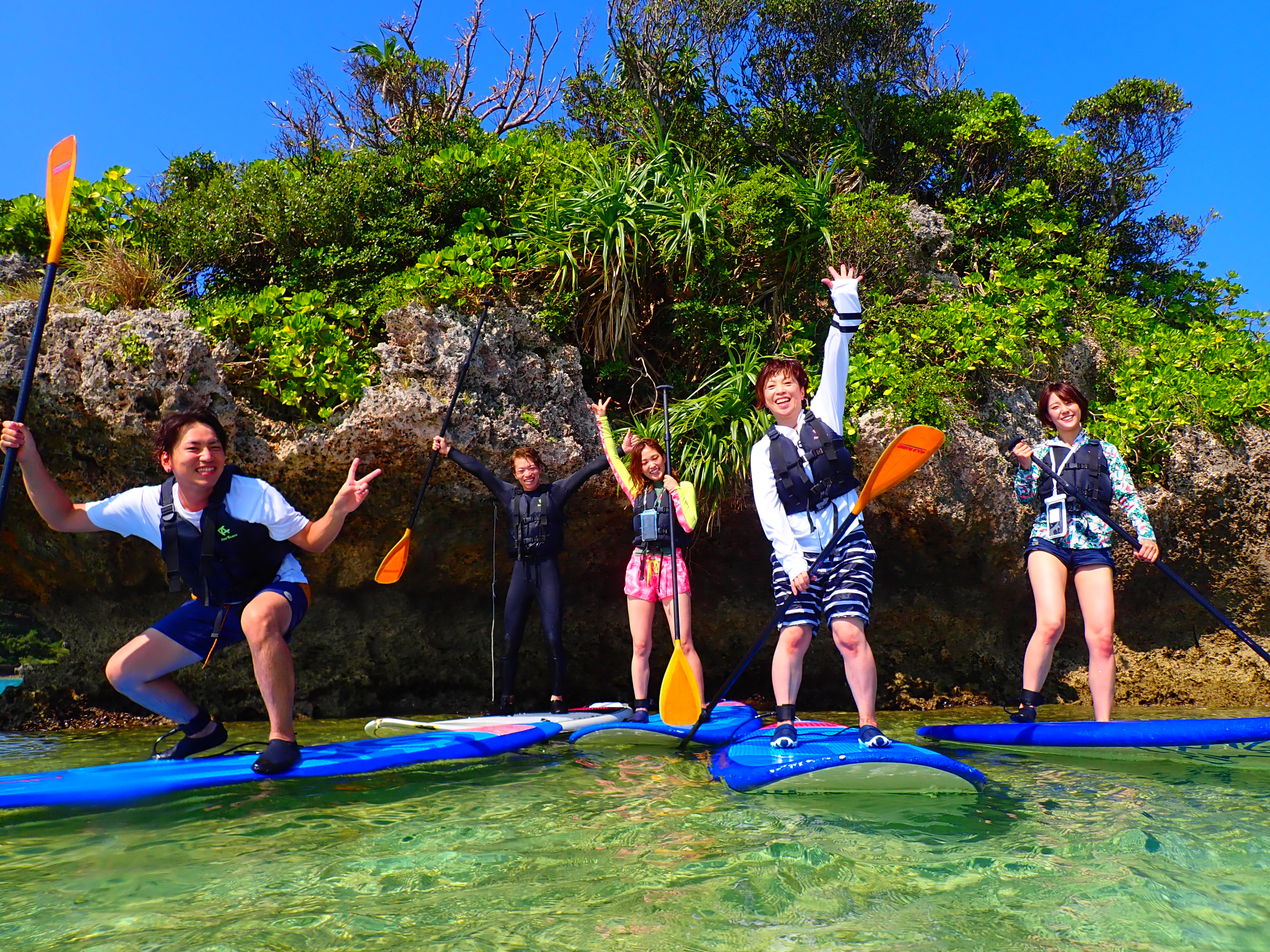 沖縄の恩納村でSUPを楽しむグループ