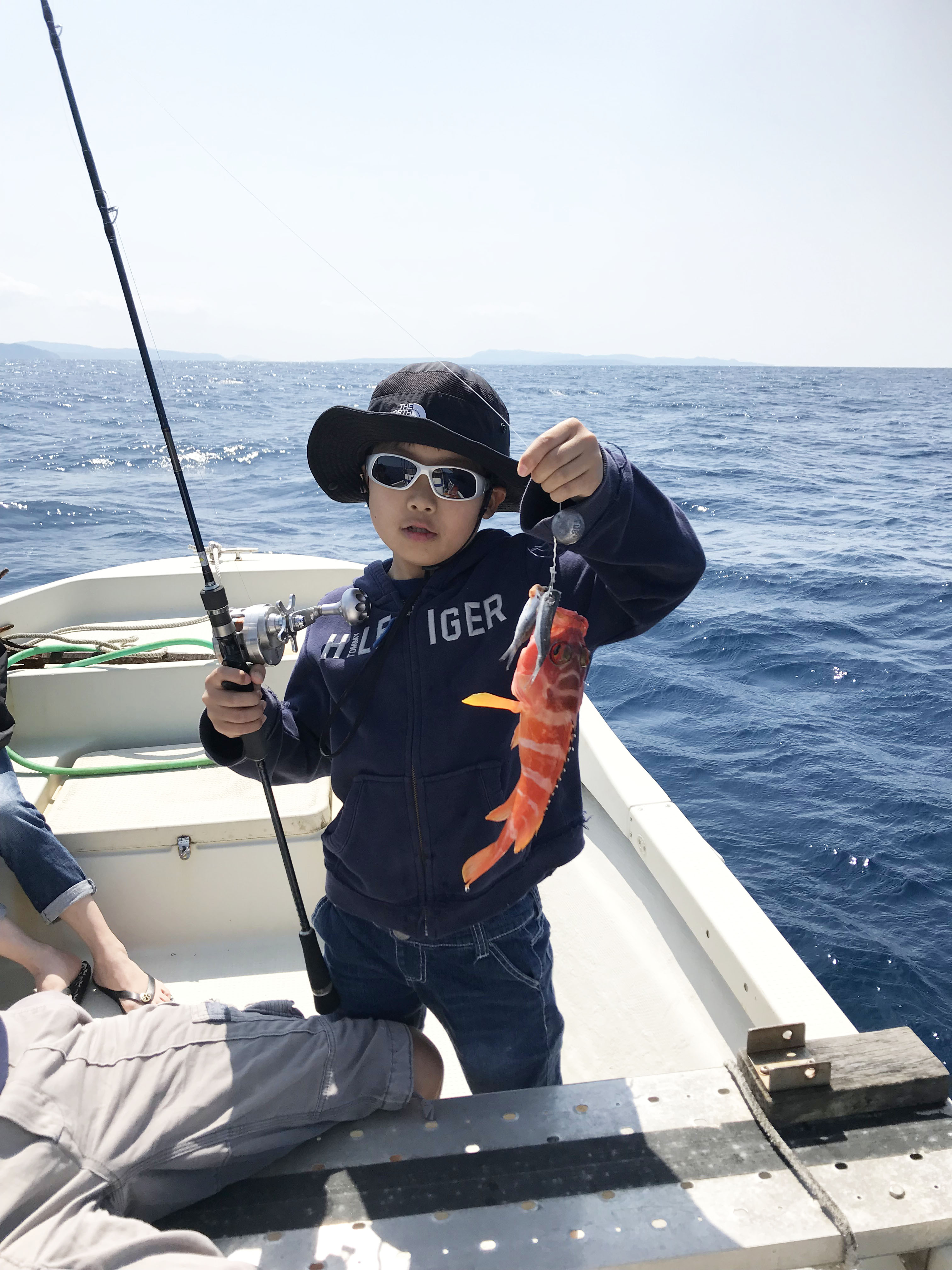 沖縄の海で釣りをする子ども