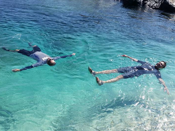 沖縄の無人島近くの海で浮かぶグループ