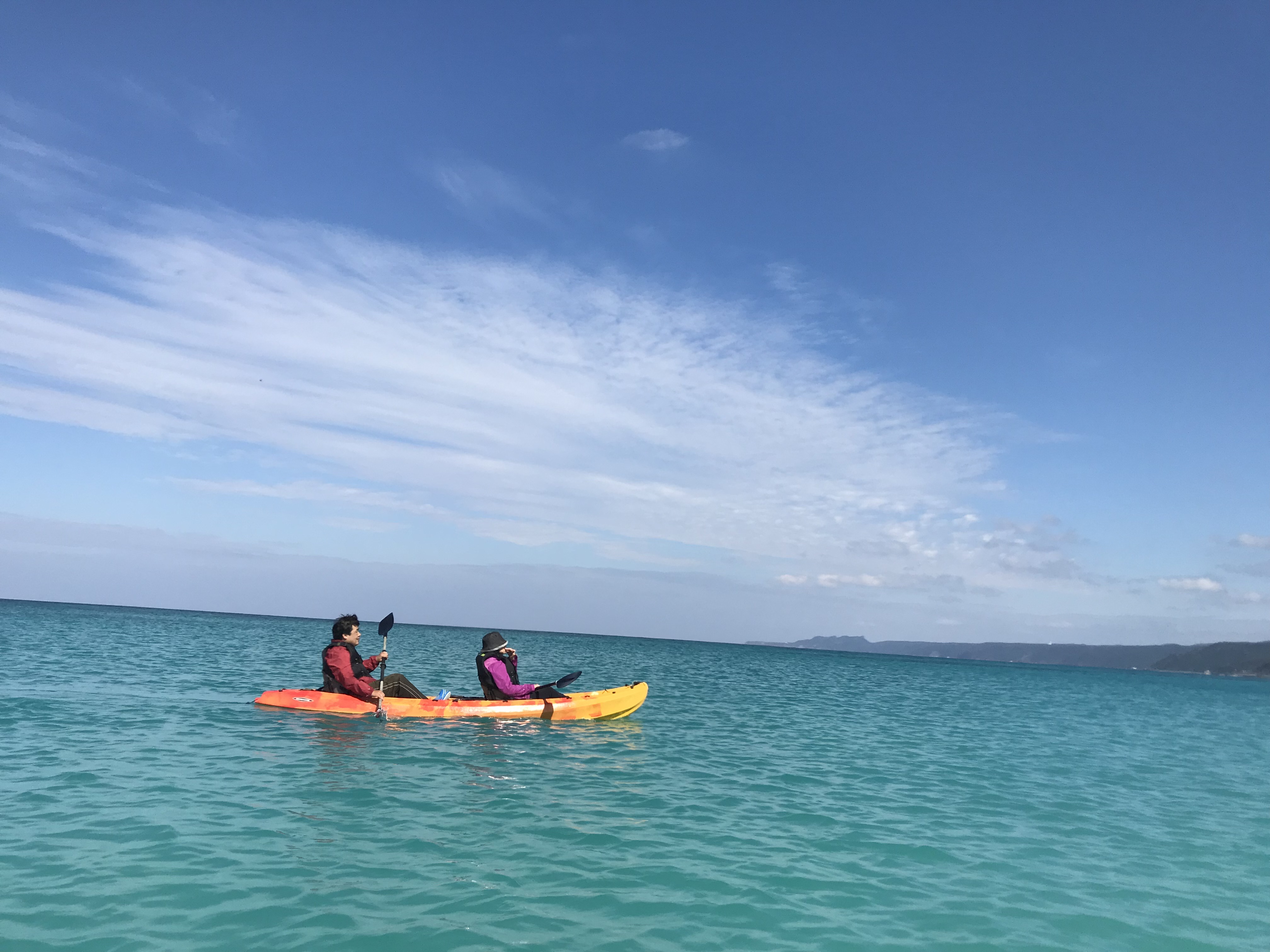 沖縄のやんばるの海をシーカヤックで進む