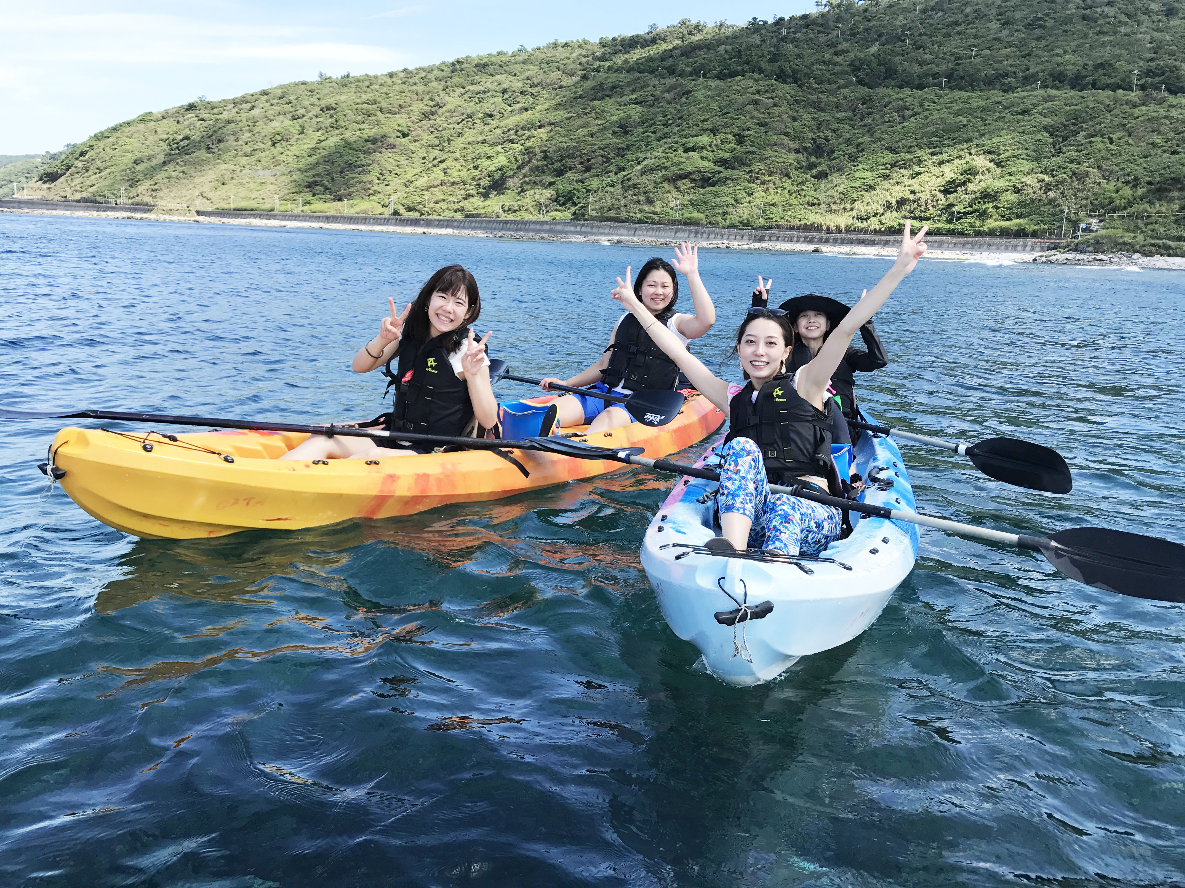 沖縄のやんばるの海を女友達とシーカヤックで楽しむ