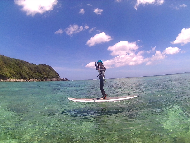沖縄の国頭村の海でSUPクルージングする女性