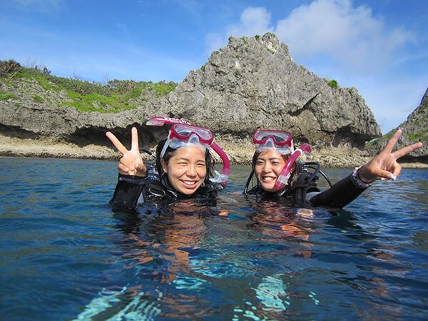 沖縄の青の洞窟で体験ダイビングツアーに参加する女の子
