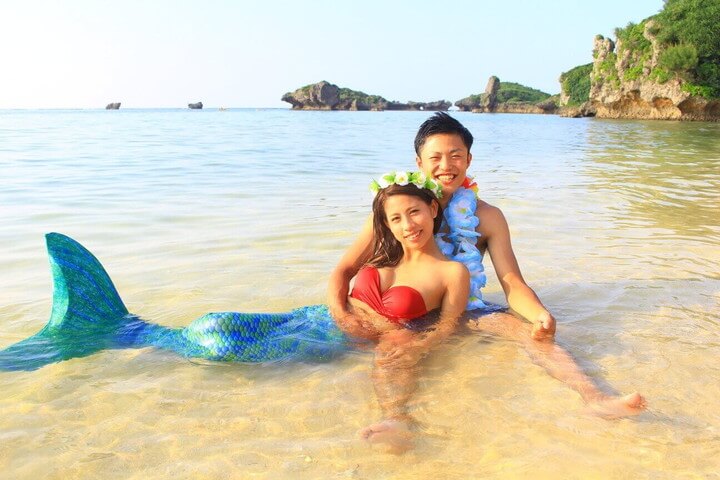 沖縄のビーチでカップルでマーメイドフォトを撮影