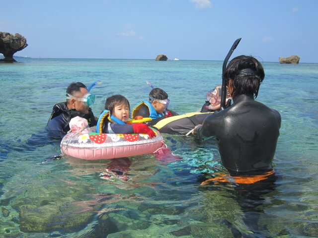 沖縄の青の洞窟でシュノーケリングレクチャーを受ける子ども