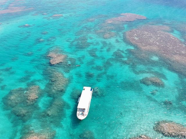 エメラルドグリーンの海と船