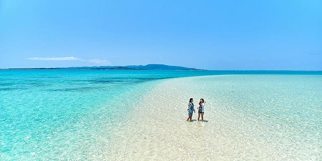 浜島を歩く女性たち