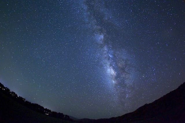 星空に多くの星が輝く様子