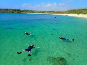 宮古島の海でぷかぷかと浮く