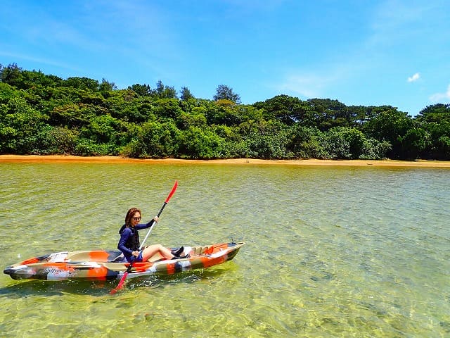 干潮時の川平湾でのシーカヤック