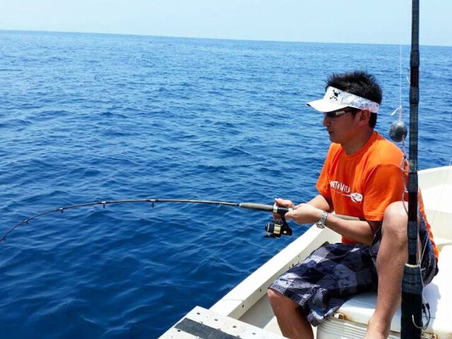 沖縄で釣りを楽しむ男性