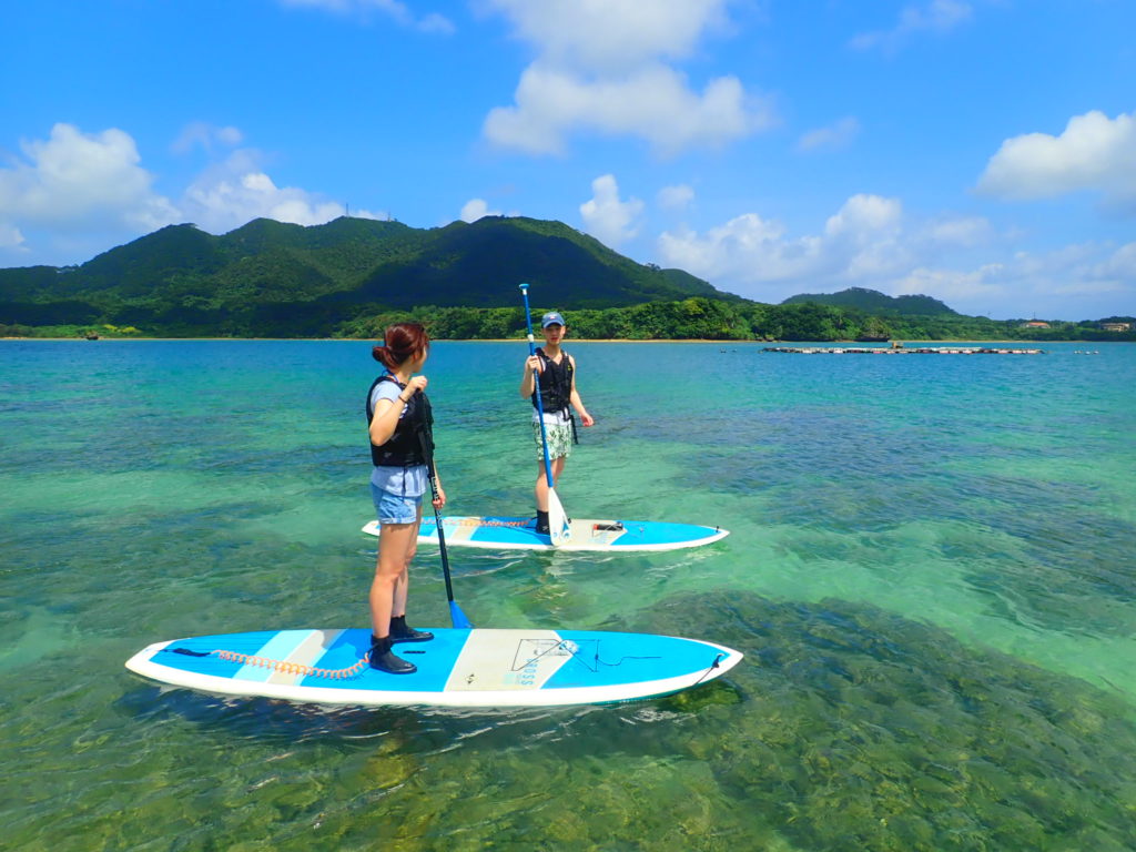 石垣島の川平湾でｓｕｐクルーズを楽しむカップル