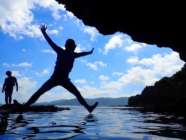 石垣島の青の洞窟へダイブ