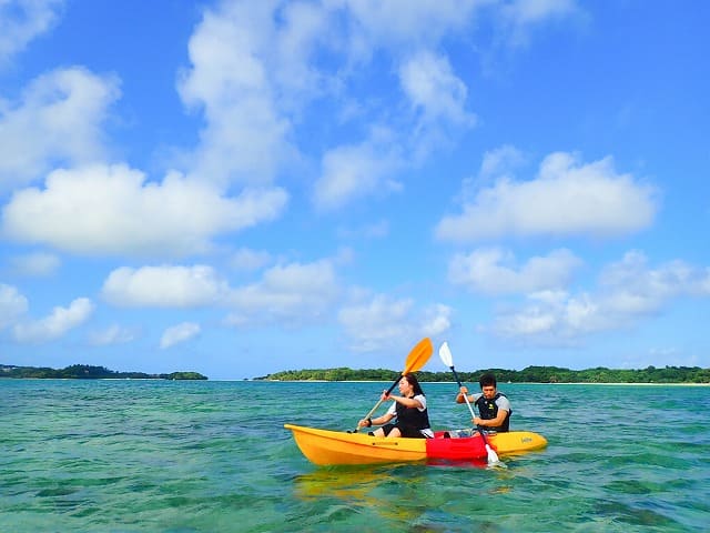 石垣島の川平湾でカヌーを楽しむカップル