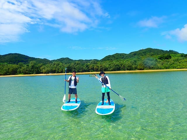 カップルで川平湾SUPを体験