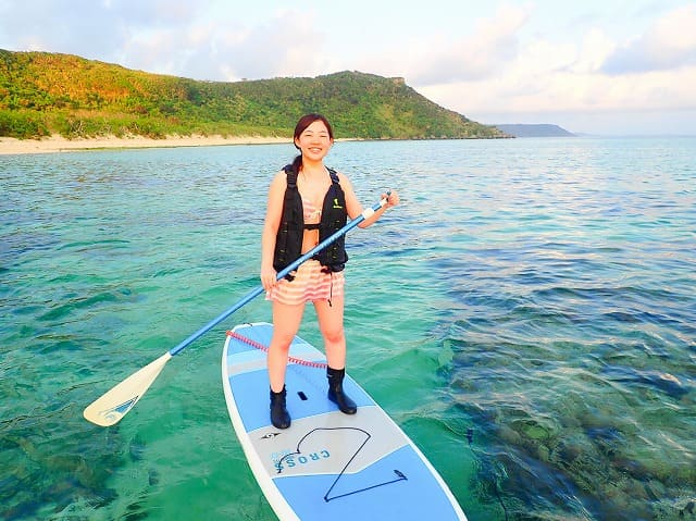 宮古島でサンライズSUPをする女性