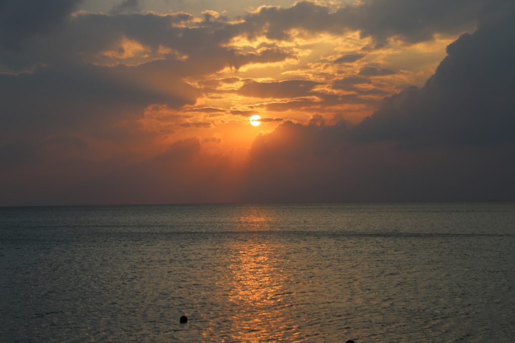 沖縄の21世紀の森ビーチから見える夕日