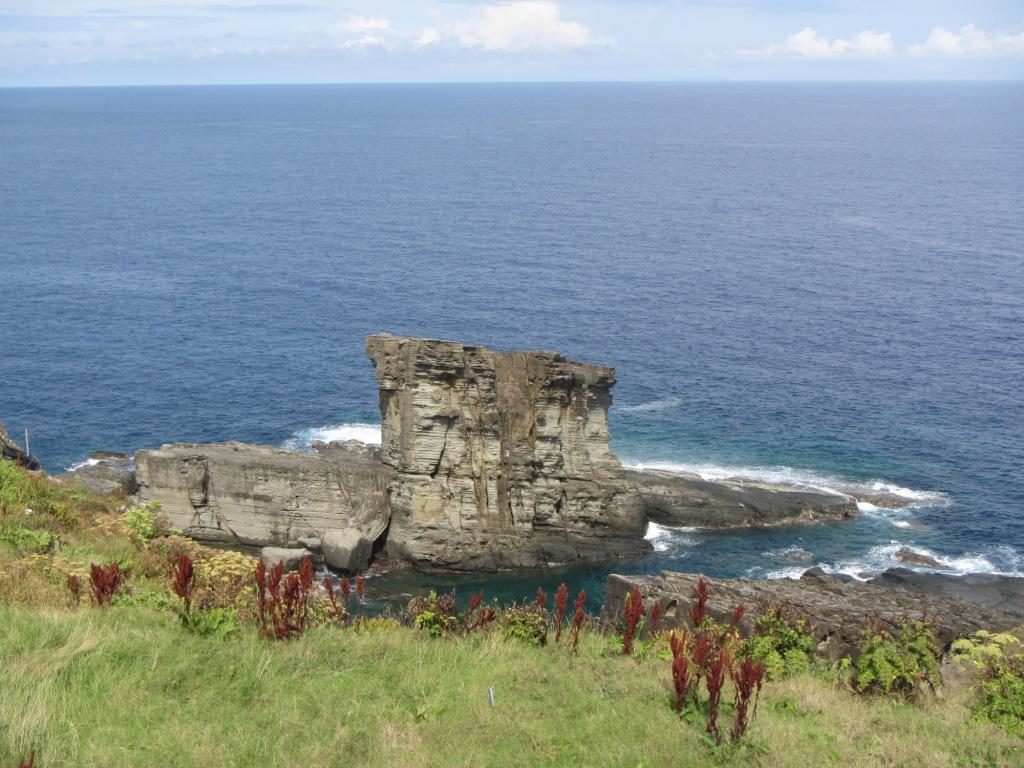 船のように見える与那国島の軍艦岩