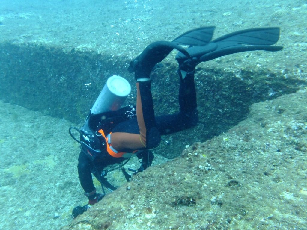 ダイビングで石垣島の海底遺跡へ向かう