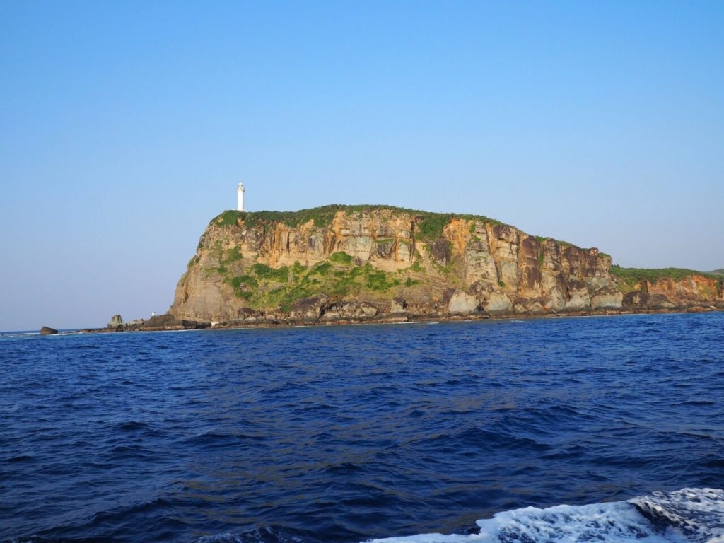 海側から見る与那国島の西崎灯台