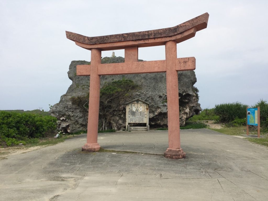 帯岩にある鳥居