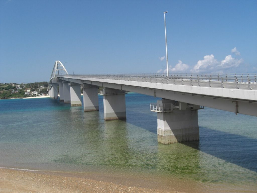 瀬底大橋 沖縄本島 美ら海 本部 今帰仁エリア の観光スポット 沖縄トリップ 沖縄最大級のアクティビティ予約サイト