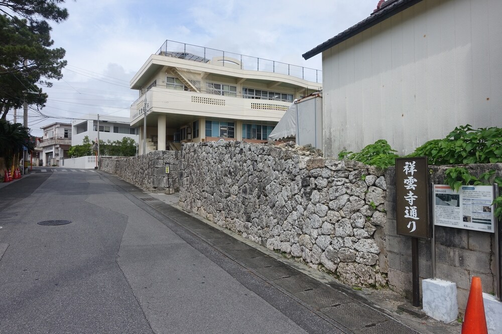 祥雲寺の石垣の道