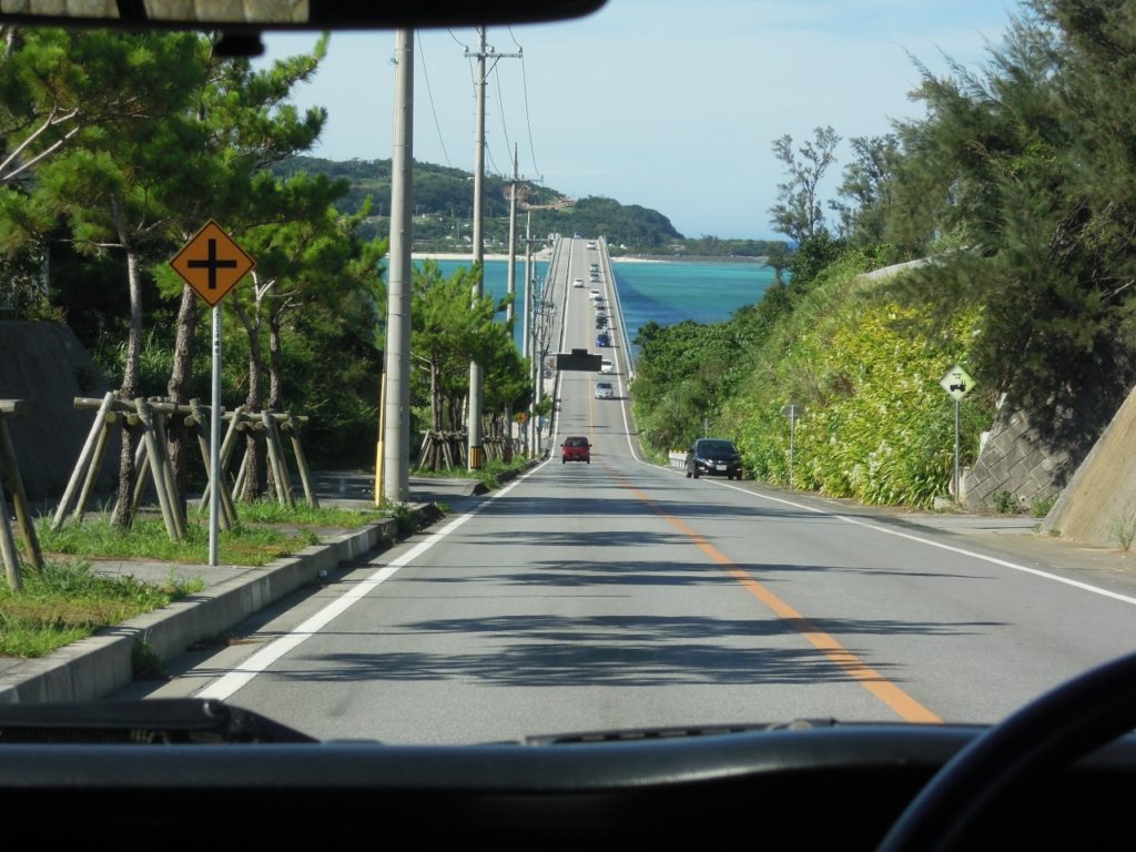 屋我地島に向かう道路