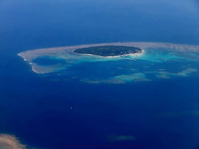 鳩間島を飛行機から撮影