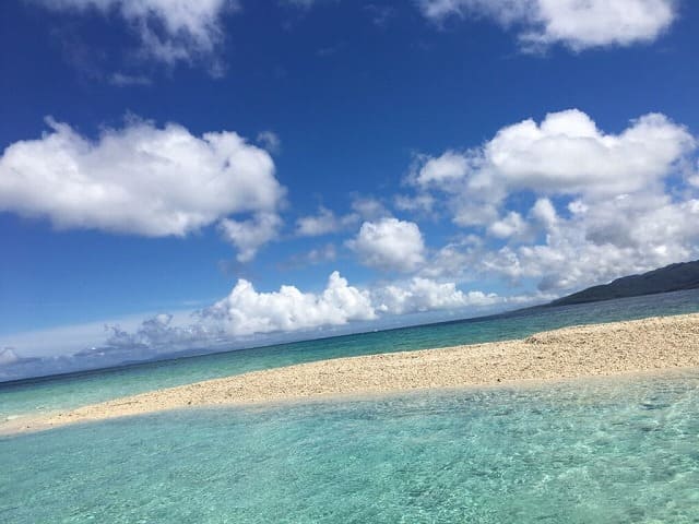 夏に色鮮やかな色を出すバラス島周辺の海