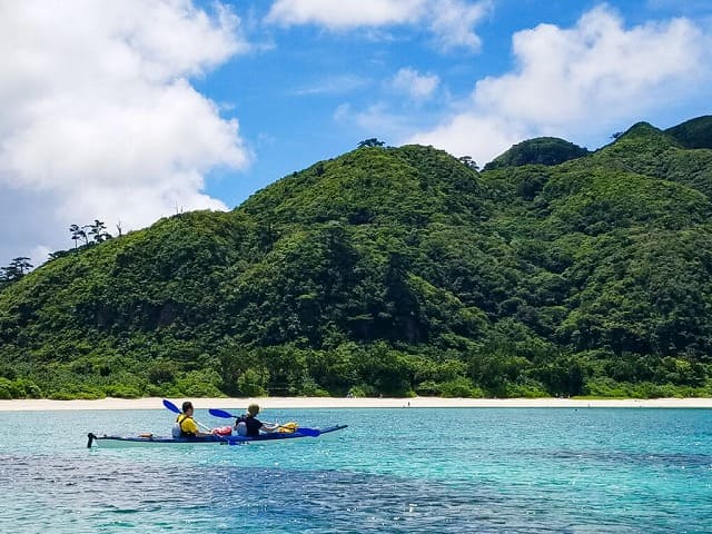 西表島の3月に穏やかな海でのシーカヤック体験