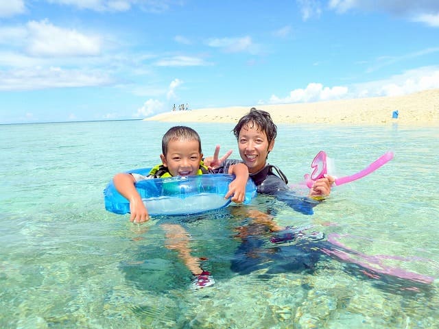 西表島の海でシュノーケリングをする親子