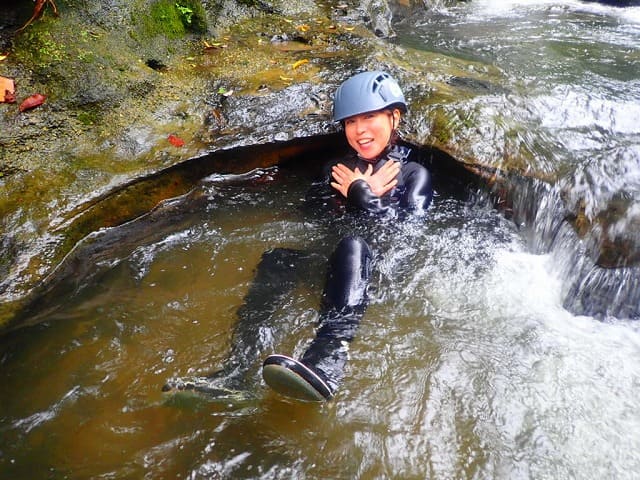 一人旅でキャニオニングツアー体験をする女性