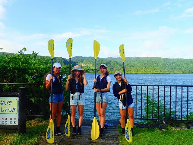 女子旅でカヌーツアー前の準備