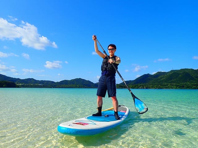 川平湾でSUPクルージングをする男性