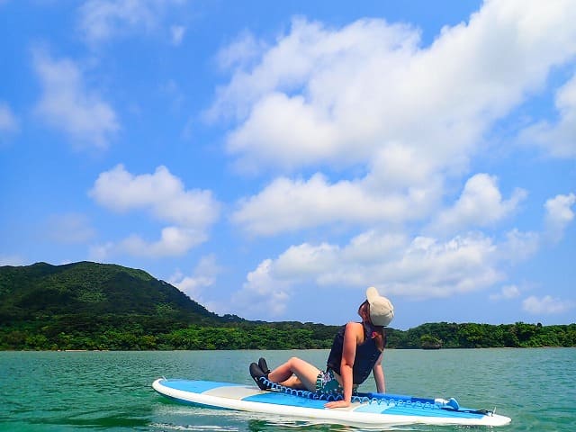 石垣島の川平湾でSUPの上から景色を楽しむ