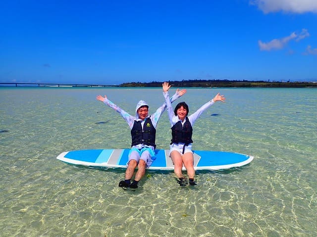 SUPに乗りながら前浜ビーチで記念撮影