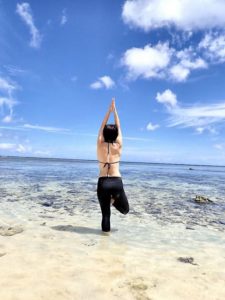 小浜島のビーチでヨガをする女性