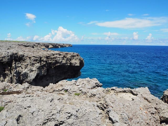 離島ならではのごつごつした岩