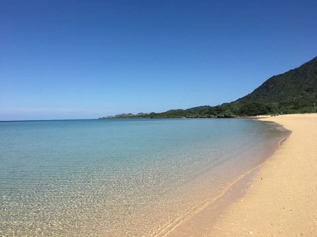 平離島ビーチのホワイトサンドの砂と透明度抜群の海