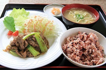 西表島の居酒屋で食べる定食