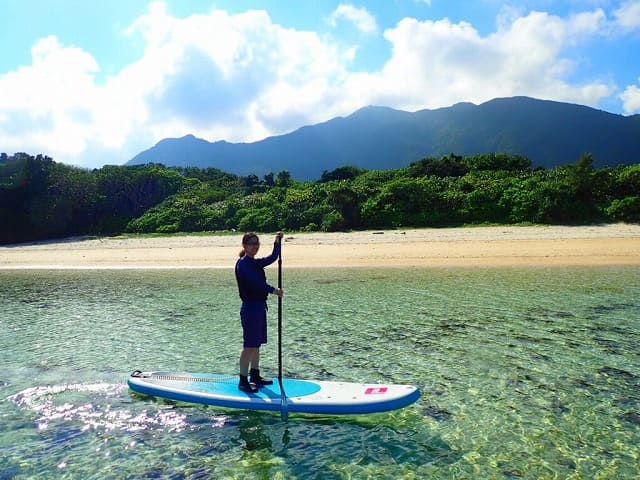 川平湾でSUP体験をする女性