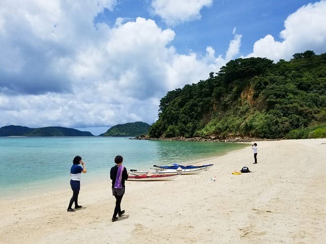 イダの浜を散策する女性たち