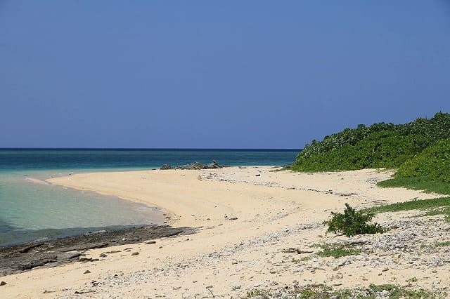 嘉弥真島のビーチ